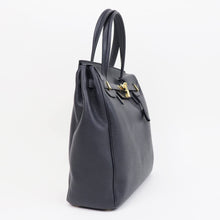 画像をギャラリービューアに読み込む, CAVALLERESCO(カヴァレレスコ)シュリンクレザー 被せ付き ボストンバッグ 縦長タイプ【ネイビー×ゴールド】国内正規品