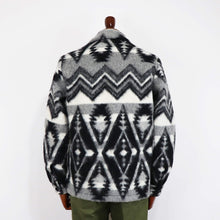 画像をギャラリービューアに読み込む, GUY ROVER(ギローバー)シャツブルゾン ネイティブ柄 【グレー×ホワイト×ブラック】国内正規品