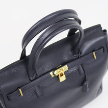画像をギャラリービューアに読み込む, CAVALLERESCO(カヴァレレスコ)シュリンクレザー 被せ付き ボストンバッグ 縦長タイプ【ネイビー×ゴールド】国内正規品