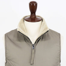画像をギャラリービューアに読み込む, TAION(タイオン)ミノンダウン ミリタリー リバーシブル ハイネック ボア ベスト【ライトモカ×ベージュ】国内正規品