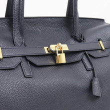 画像をギャラリービューアに読み込む, CAVALLERESCO(カヴァレレスコ)シュリンクレザー 被せ付き ボストンバッグ 縦長タイプ【ネイビー×ゴールド】国内正規品