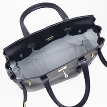 画像をギャラリービューアに読み込む, CAVALLERESCO(カヴァレレスコ)シュリンクレザー 被せ付き ボストンバッグ 縦長タイプ【ネイビー×ゴールド】国内正規品
