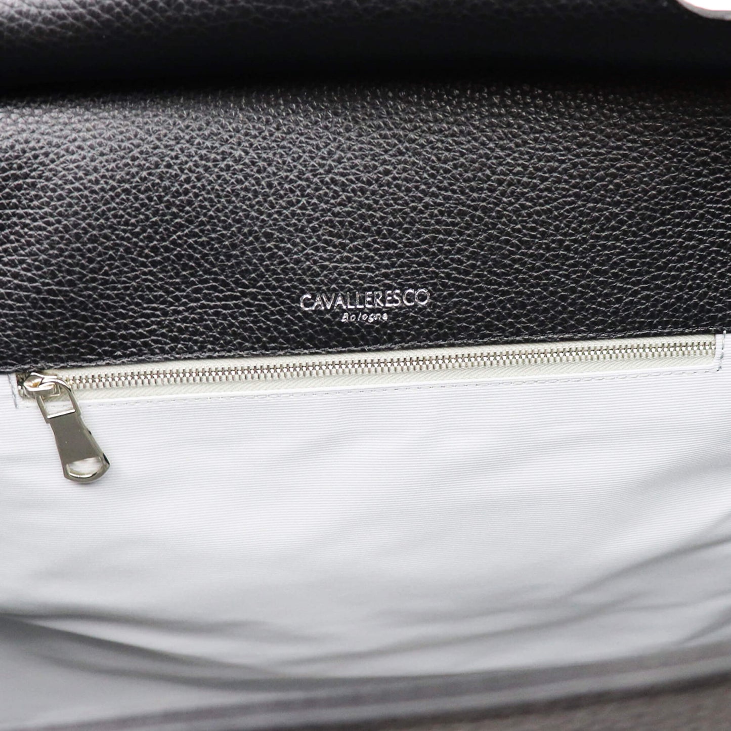 CAVALLERESCO(カヴァレレスコ)シュリンクレザー 被せ付き ボストンバッグ【ブラック×シルバー】国内正規品