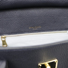 画像をギャラリービューアに読み込む, CAVALLERESCO(カヴァレレスコ)シュリンクレザー 被せ付き ボストンバッグ 縦長タイプ【ネイビー×ゴールド】国内正規品