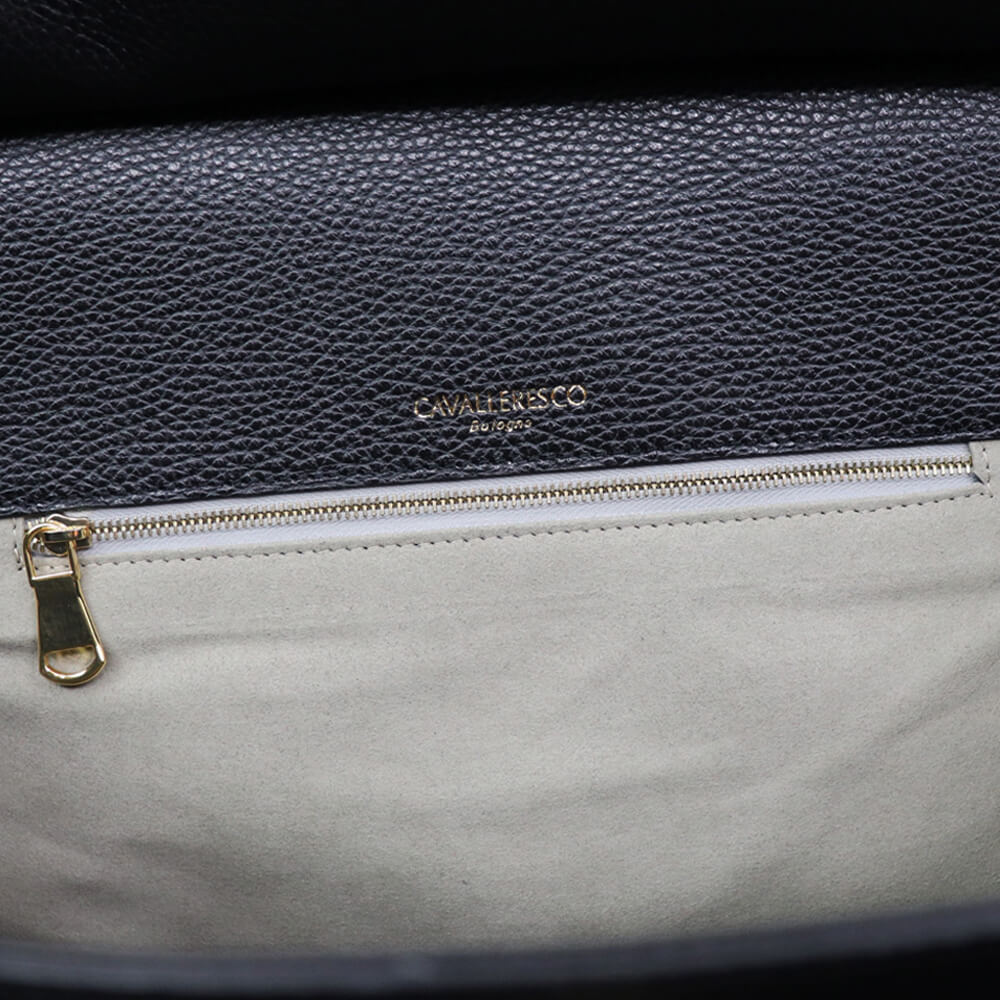CAVALLERESCO（カヴァレレスコ）シュリンクレザー 被せ付き ボストンバッグ【ブラック×ゴールド】国内正規品