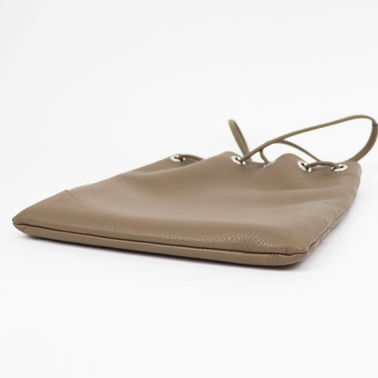 PELLE MORBIDA（ペッレ モルビダ）ドローストリングバッグ【トープ】国内正規品