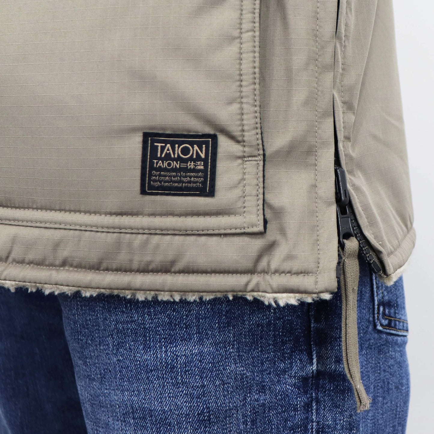 TAION（タイオン）ミノンダウン ミリタリー リバーシブル ハイネック ボア ベスト【ライトモカ×ベージュ】国内正規品